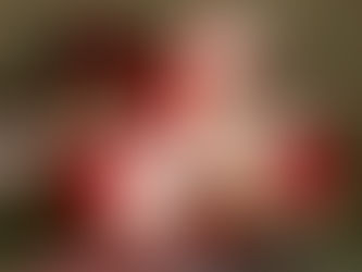 papai noel segurando uma travessa de cookies