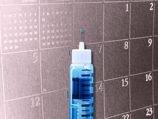 caneta emagrecedora à frente de um calendário.