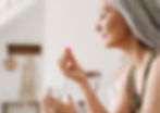 mulher na menopausa tomando pílula de suplemento para menopausa
