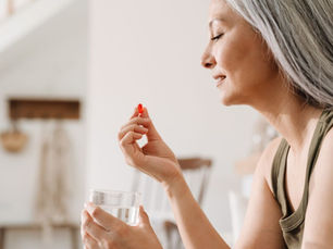 mulher na menopausa tomando pílula de suplemento para menopausa