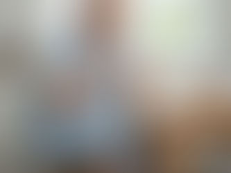 mulher com lipedema sentada à mesa da cozinha comendo iogurte