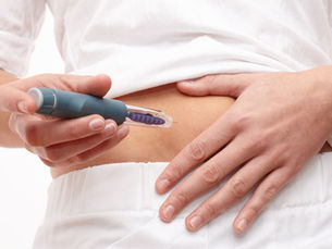 mulher aplicando caneta emagrecedora no abdômen