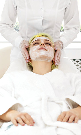 woman-beauty-clinic-face-treatment_edite