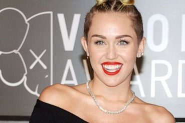 Miley Cyrus critica a cristianos conservadores por creer en “cuentos de hadas”