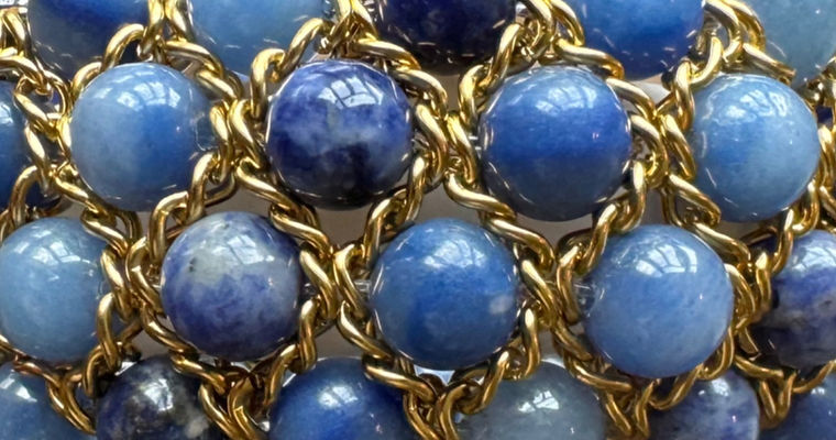 Maison Taslar - gros plan du bracelet aventurine bleue