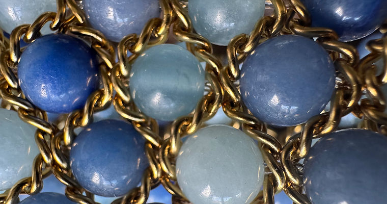 Maison Taslar - gros plan du bracelet en aigue-marine