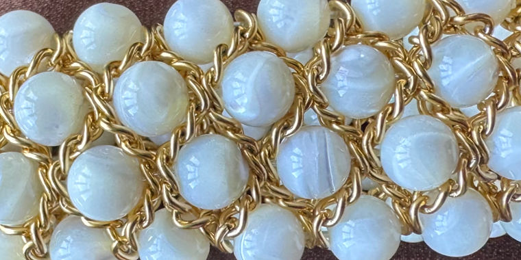 Maison Taslar - gros plan du bracelet en nacre blanche