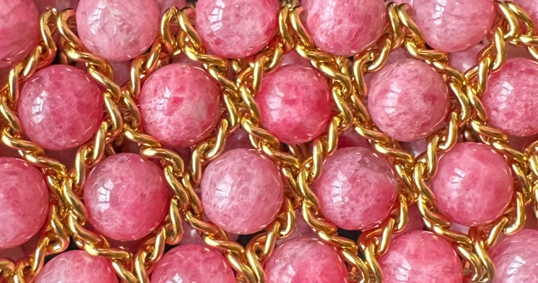 Maison Taslar - gros plan du bracelet en rhodonite