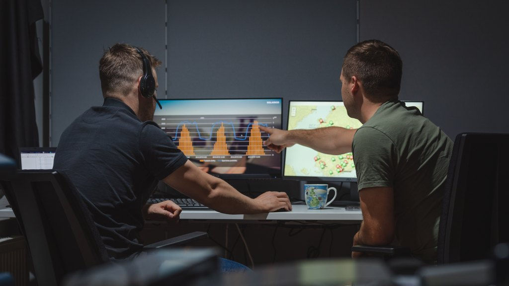 Profitability of solar energy, monitoring the electricity production of the solar power plant in Solarigo's control room - Solarigo Systems Oy