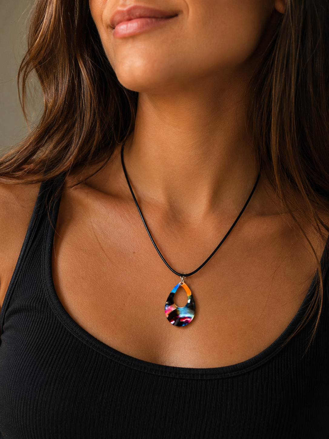 Collier "Éclat Multicolore" – Pendentif Goutte Ajourée