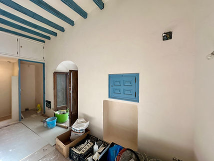 aplicación suelo con microlime plus, paredes con marmorino de cal  y techos con pintura de cal , y carpintería con pintura azul Tarifa