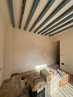 aplicación suelo con microlime plus, paredes con marmorino de cal  y techos con pintura de cal , y carpintería con pintura azul Tarifa