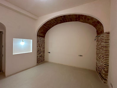 aplicación suelo con microlime plus, paredes con marmorino de cal  y techos con pintura de cal , reconstrucción arco y columna año 500