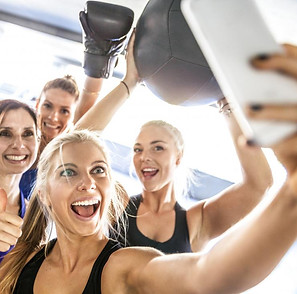 friends-taking-a-gym-selfie.jpg