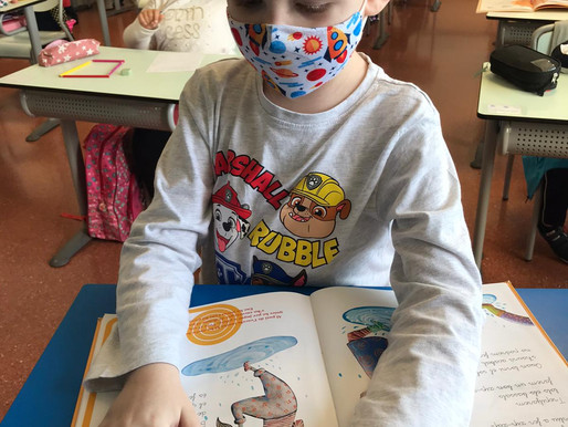 Els nens i nenes de 1r estem aprenent a llegir amb el llibre del Sol!