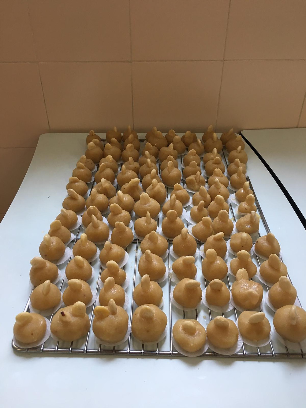 Ja ha arribat la castanyada i els nostres petits cuiners han fet panellets! Que bé ens ho hem passat :)
