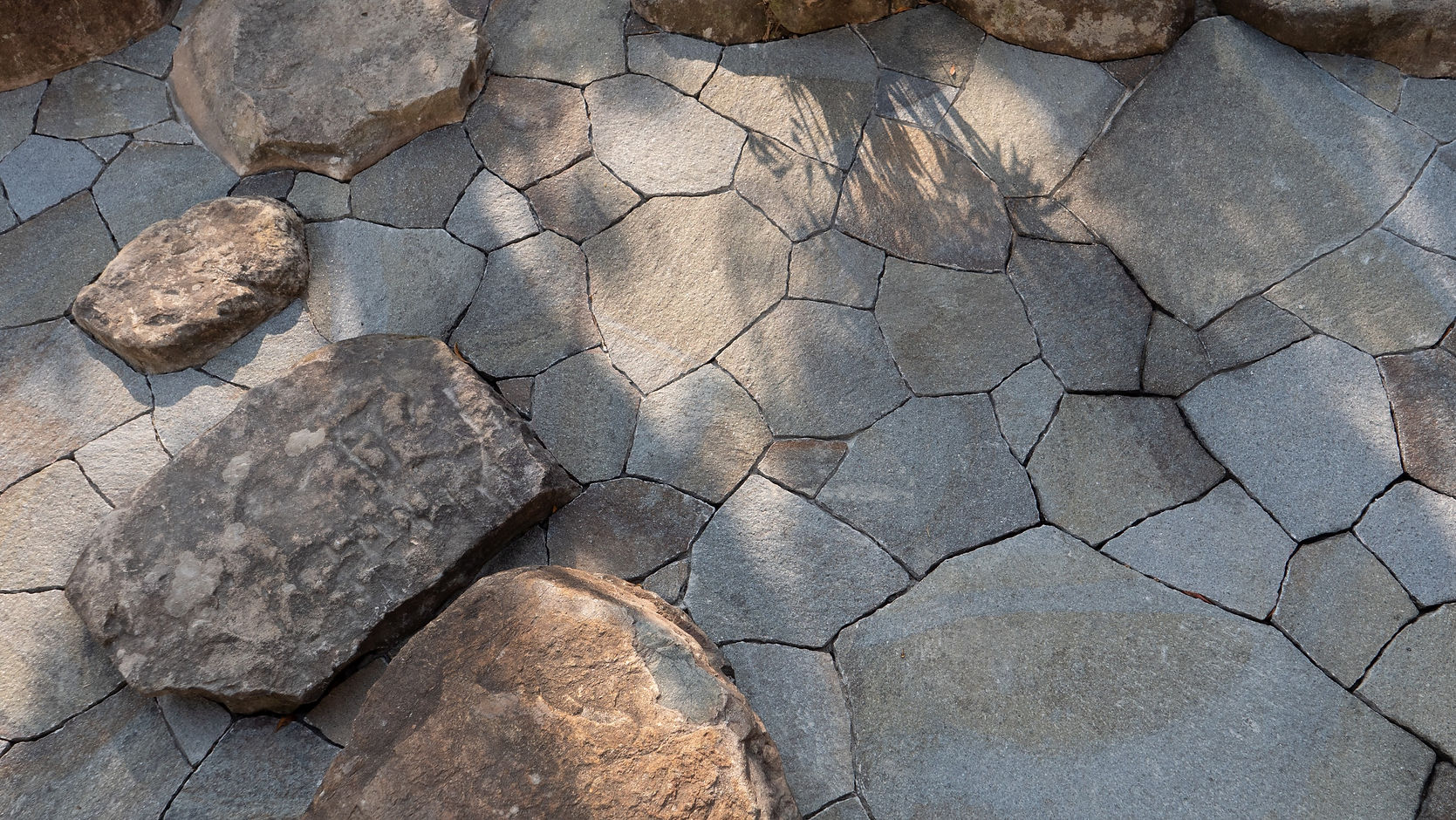 諏訪鉄平を使用した乱張りの施工例