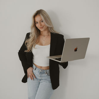 Personal Branding Fotografie – Junge Unternehmerin mit Laptop im Business-Shooting.