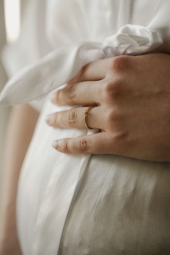 Hochzeitsfotografin Würzburg: Detailaufnahme der Hand der Braut mit dem funkelnden Ehering.