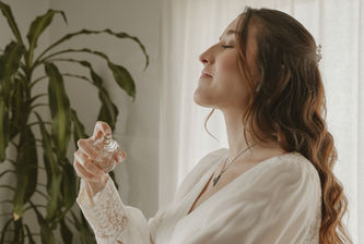 Hochzeitsfotografin Würzburg: Braut trägt Parfum auf