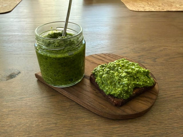 Wild Garlic: Health Benefits, Storage Tips + Easy Wild Garlic Pesto Recipe