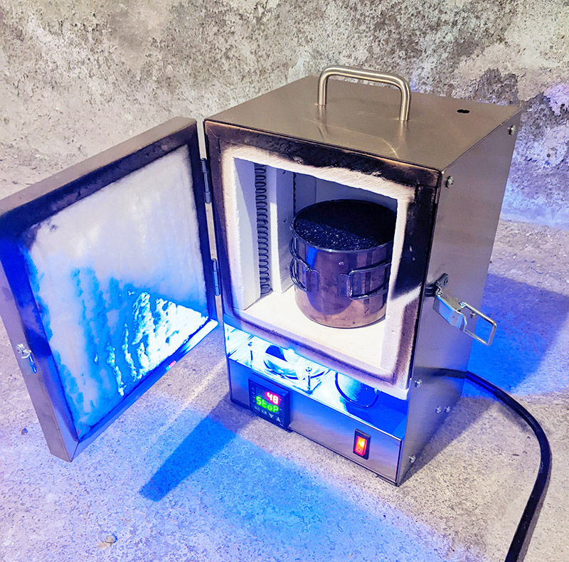 Crucible with sintering carbon on top