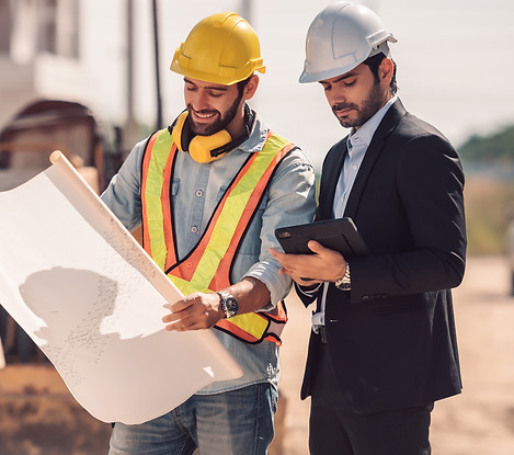 ingeniero-civil-y-gerente-de-trabajadores-de-la-construccion-con-tableta-digital-y-planos-