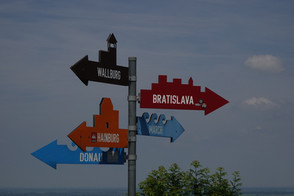 Wegweiser, Braunsberg, Hainburg an der Donau, Donau, Hundsheimer Berge, Karpaten, Niederösterreich, Österreich