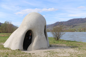 Wachauer Nase, Skulptur, Künstlergruppe Gelitin, Donau, Fähre, Rossatz-Arnsdorf, Österreich