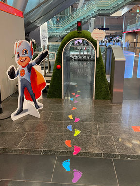 Kinder die aufrecht durch den Tunnel laufen können, fahren kostenlos mit der Bahn