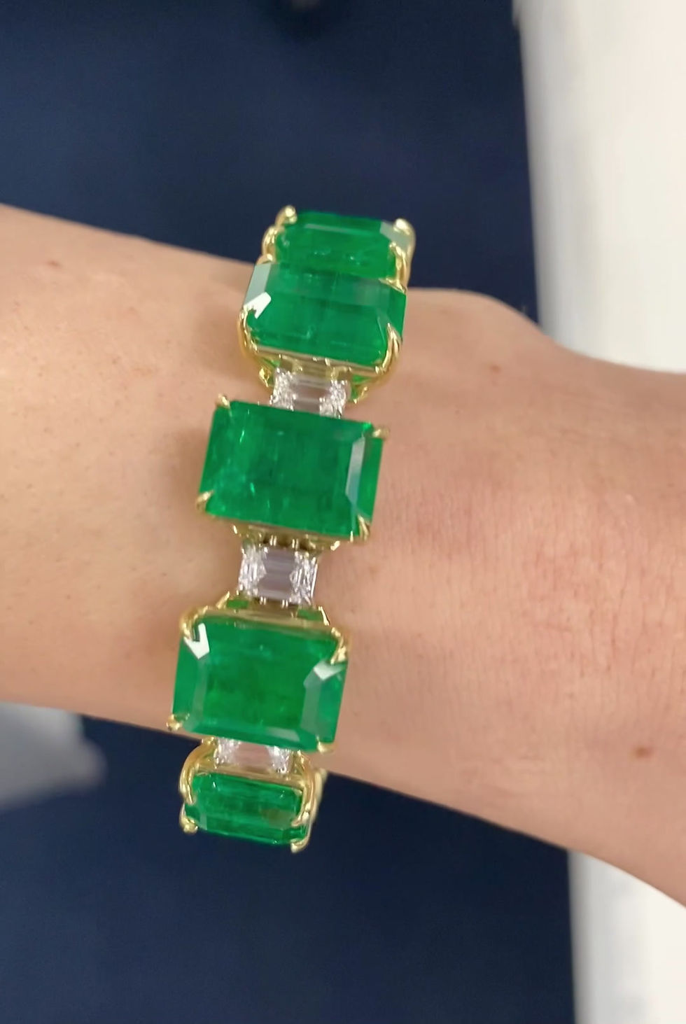Thumbnail: Emerald EC Bracelet 46.50 CT