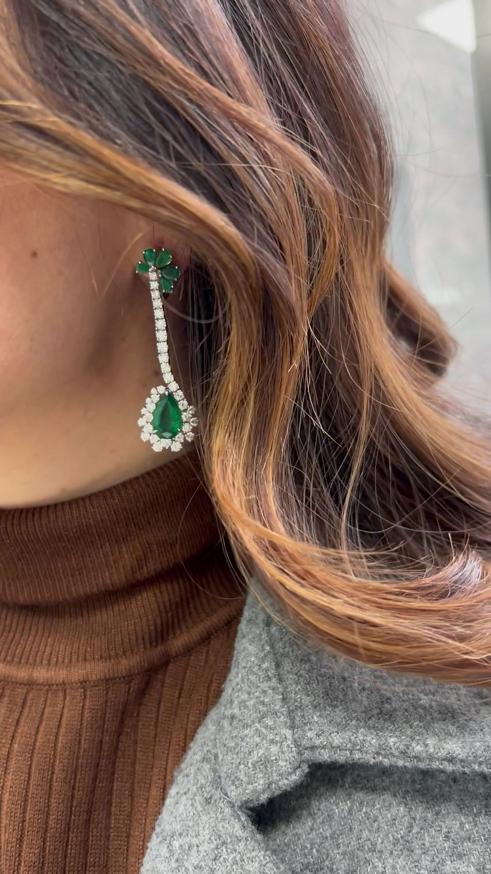 Thumbnail: 8.40 Carat Emerald Dangle Earrings