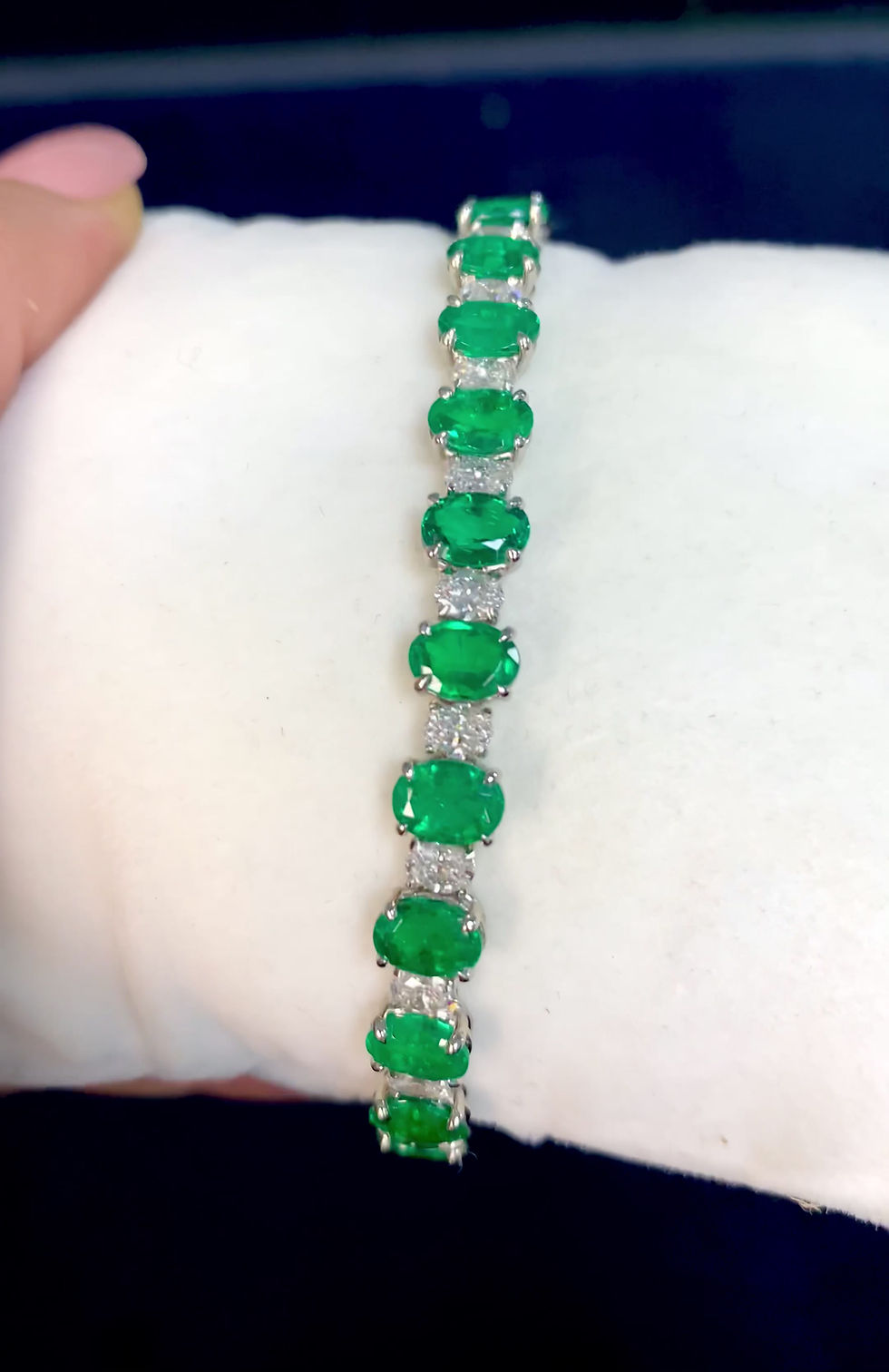Thumbnail: Colombian Emerald Oval Bracelet 14.76 CT