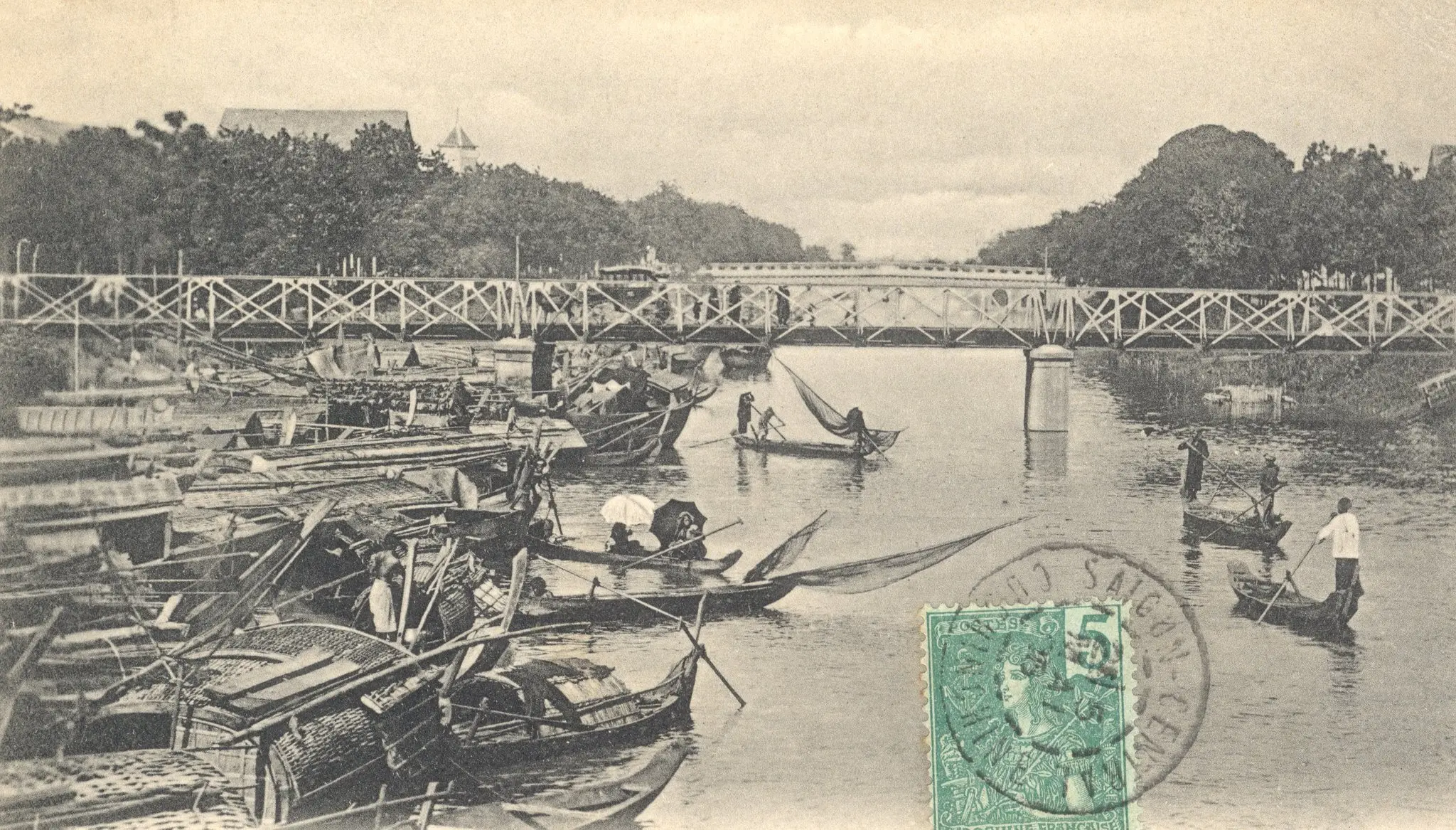 Scènes de vie le long du canal de Phnom Penh