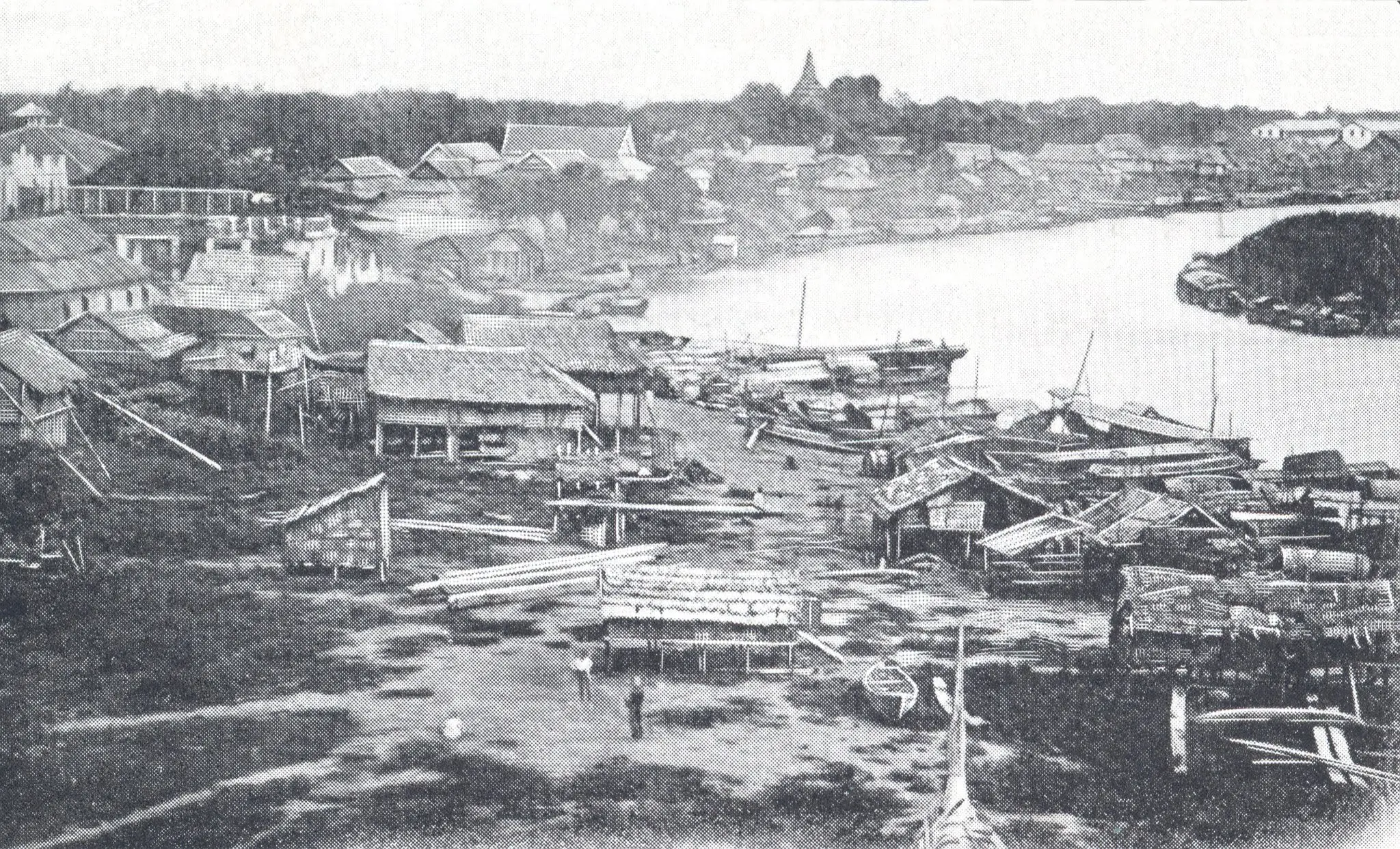 Les habitations e Phnom Penh le long de la rivière à l'époque du protectorat français
