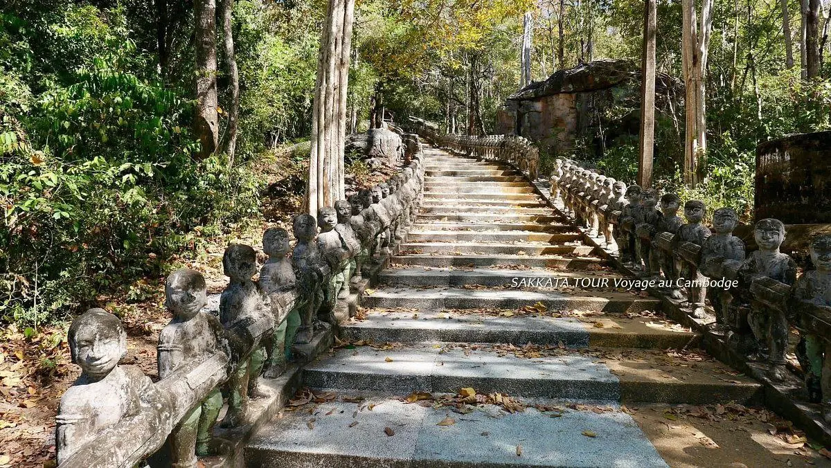 Pour atteindre ce lieu sacré, les touristes doivent gravir un escalier de 800 marches.