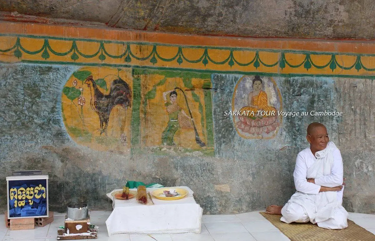 Une none bouddhiste acceuille des touristes au sommet de Phnom Santuk. Une salle d'acceuil pour les locaux.
