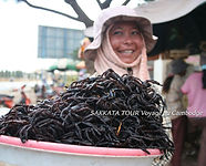 Femme souriante tenant des araignées, Sakata Tour Voyage au Cambodge