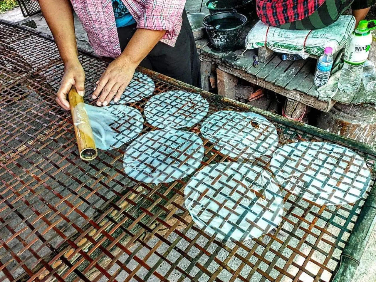 Préparation de séchage de galettes de riz à Battambang