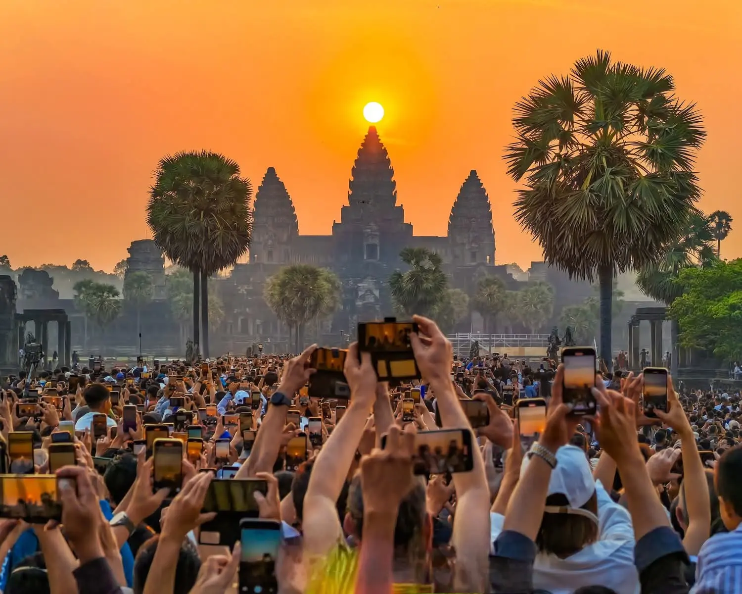 Les touristes viennent observer le lever du soleil sur le temple d'Angkor Wat.