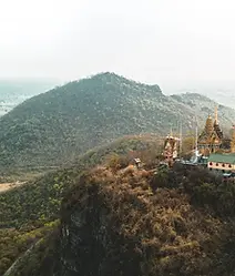 Temple au sommet d'une montagne