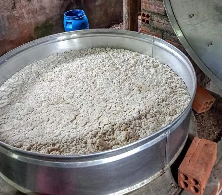 Le rocessus de distillation de l'alcool de riz à Battambang