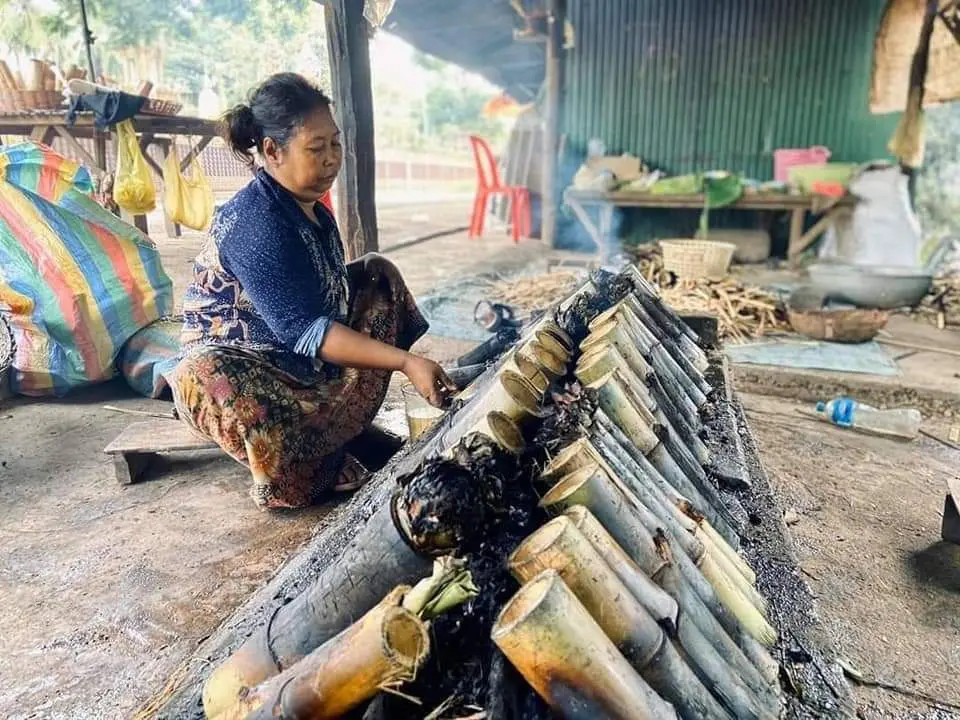 La cuisson du riz gluant dans les tubes de bambou à Battambang