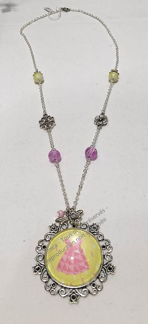 collier rose cabochon