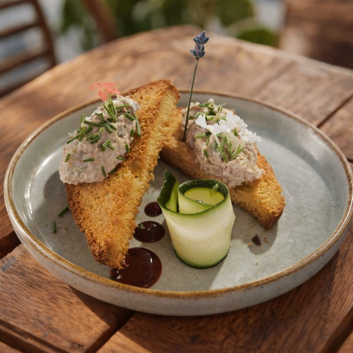 Deux toasts dorés avec tartinade thon, ciboulette, concombre et sauce.