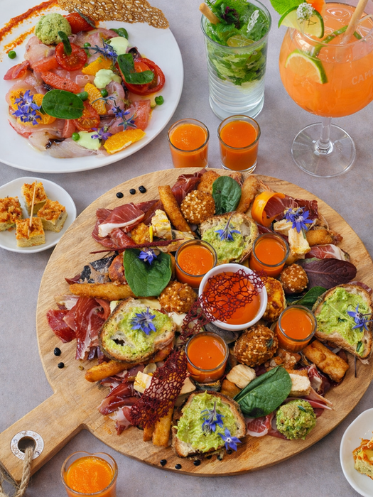 Planche garnie charcuterie, toasts avocat, shots, ceviche et cocktails rafraîchissants.