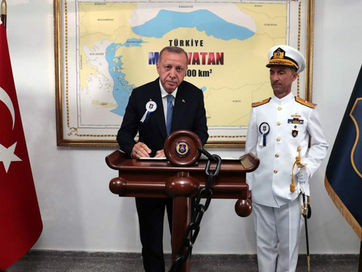 Erdogan u fotografua para një harte që tregon gjysmën e Egjeut turke