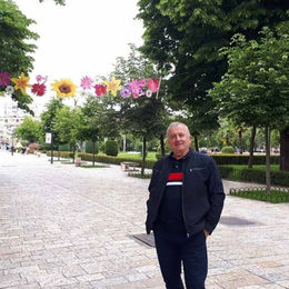 EDHE FARMACISTI GËZIM BEGA NDIHMA PËR UNIONIN E GAZETARVE TË SARANDËS.