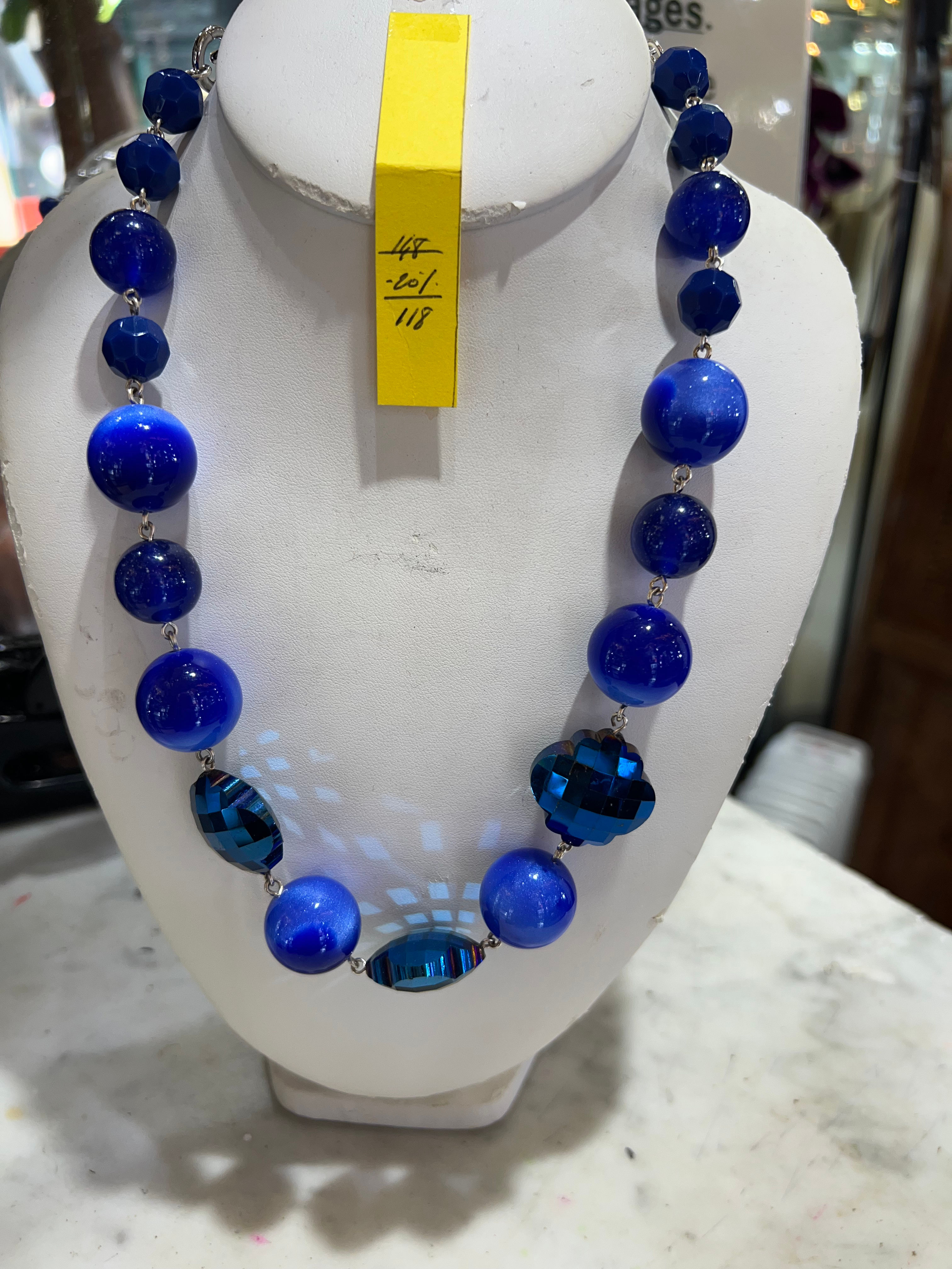 Beau collier résine spécial fêtes des mamans 148€-20/