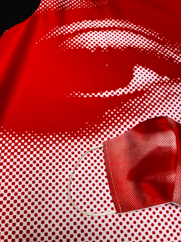 Thumbnail: Masque unique iconique Urma Thurman trame demi-teinte rouge et blanc